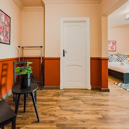 Distinct & Decent 2 Bdr Apt Steps From Nightlife And Airport ไคโร ภายนอก รูปภาพ