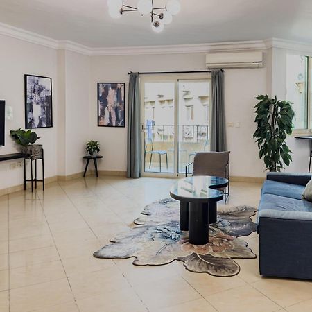 Distinct & Decent 2 Bdr Apt Steps From Nightlife And Airport ไคโร ภายนอก รูปภาพ
