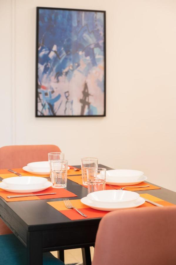 Distinct & Decent 2 Bdr Apt Steps From Nightlife And Airport ไคโร ภายนอก รูปภาพ