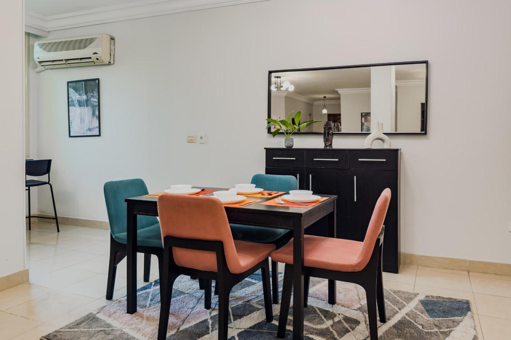 Distinct & Decent 2 Bdr Apt Steps From Nightlife And Airport ไคโร ภายนอก รูปภาพ