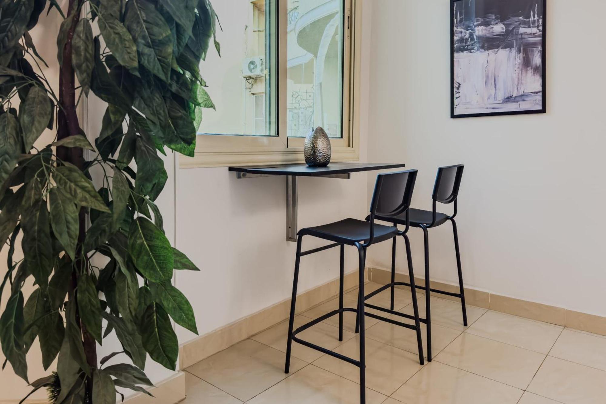 Distinct & Decent 2 Bdr Apt Steps From Nightlife And Airport ไคโร ภายนอก รูปภาพ