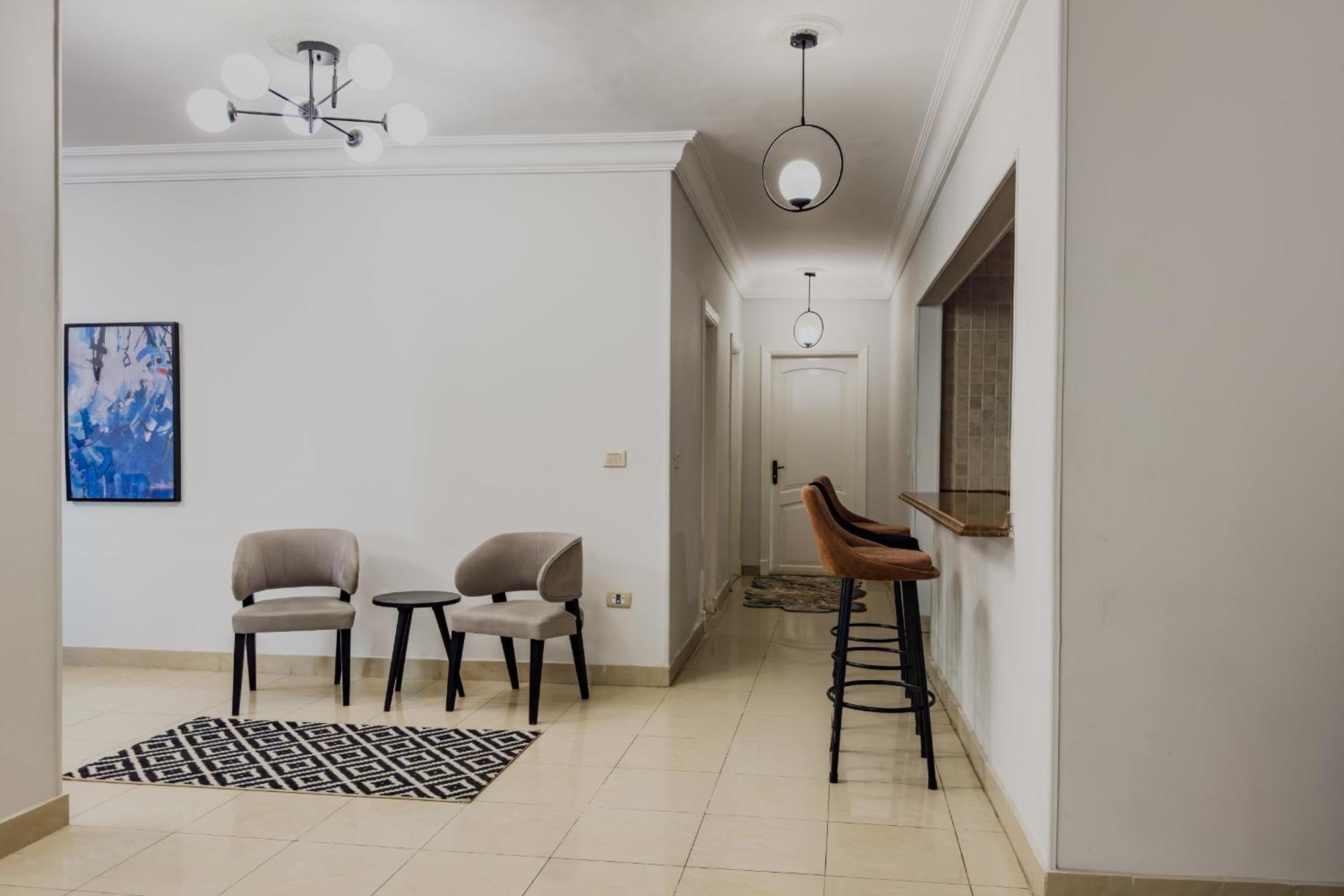 Distinct & Decent 2 Bdr Apt Steps From Nightlife And Airport ไคโร ภายนอก รูปภาพ